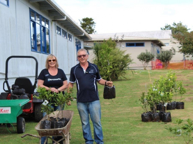 Gary & Lucy - Albany Primary School Orchard Sponsors